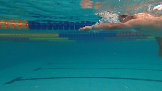 水下拍摄游泳员游过