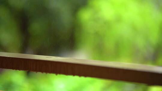 唯美下雨天雨滴滴落栏杆溅起水花升格意境