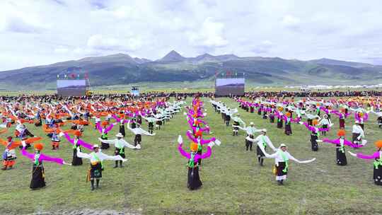 四川理塘八一赛马节开幕式舞蹈表演