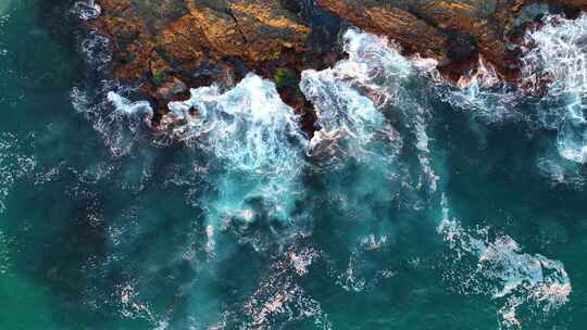 海浪撞击海岩的鸟瞰图。加利福尼亚州拉古纳