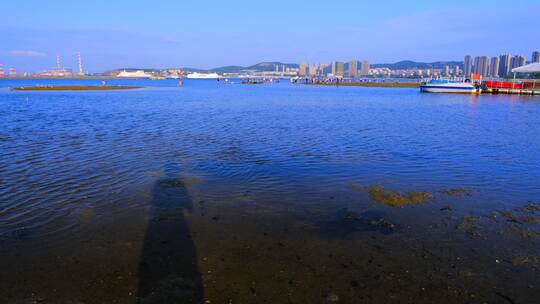 威海滨海港口邮轮码头与海边沙滩风景