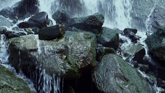 山谷瀑布水花岩石