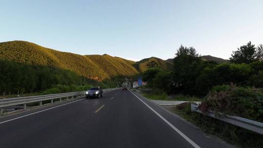 开车视角行驶在公路上  沿途风景