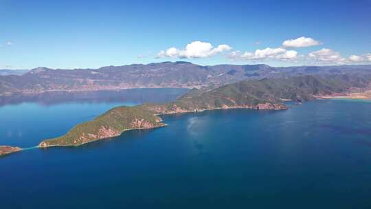 云南泸沽湖湖中岛屿和格姆女神山航拍实时