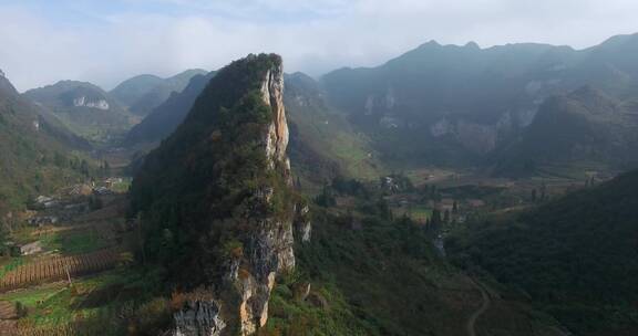 4k航拍云南山区悬崖峭壁狼牙山村庄