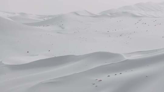 航拍敦煌沙漠雪景