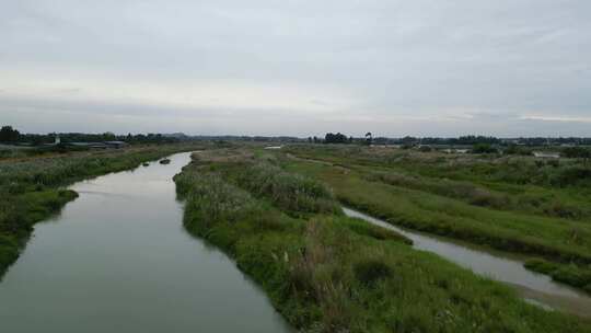 四川盆地九月河道田野平原样貌