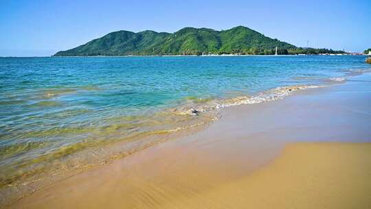 大海海岛海浪浪花冲刷沙滩升格特写