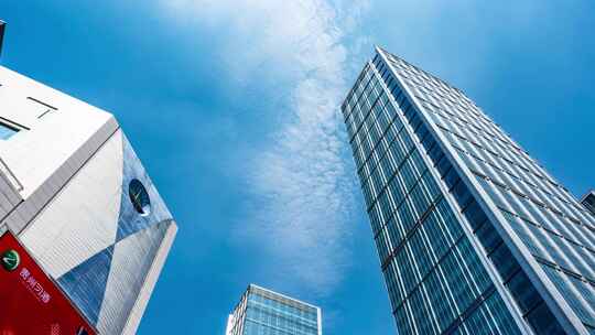 时间流逝高层企业建筑摩天大楼的低角度
