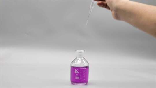 用滴管在滴瓶里吸取粉紫色溶液