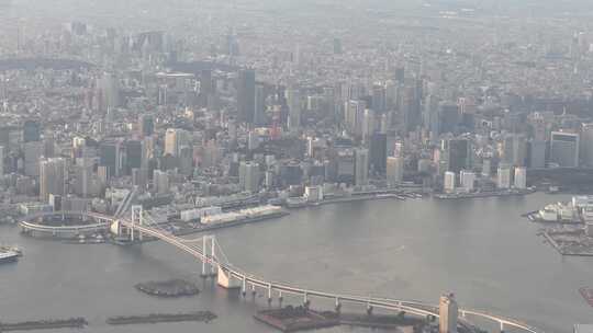 飞机上航拍窗外日本东京现代城市景观