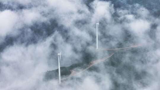 山顶上的风车云海风力发电