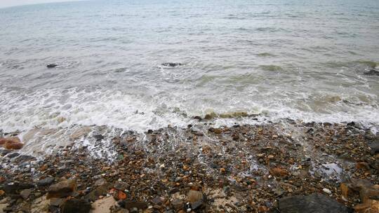 实拍大海海浪礁石海洋游艇