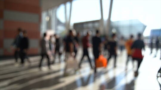 火车站匆忙来去的人群，模糊的人影