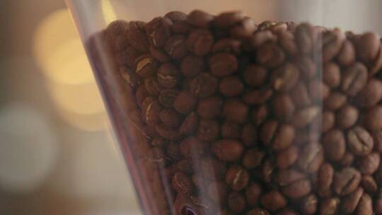 玻璃容器里的咖啡豆