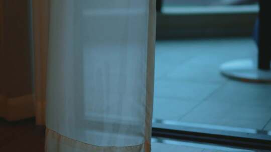 室内半透明窗帘特写女人背影