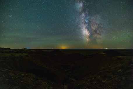 内蒙古锡林郭勒大红山银河星空延时风景