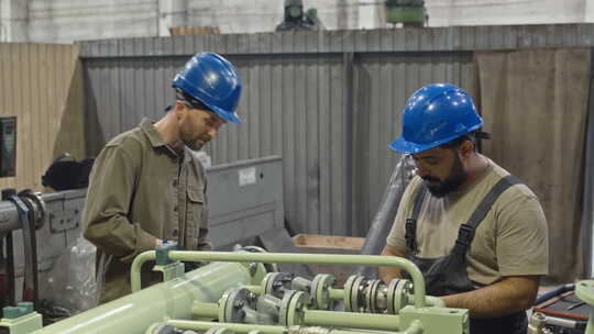 机械师在工厂修理机械设备时使用扳手视频素材模板下载