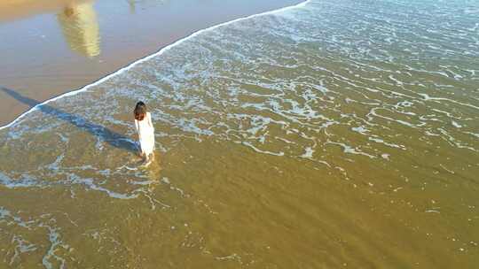 海南三亚海棠湾沙滩上海浪中国美女