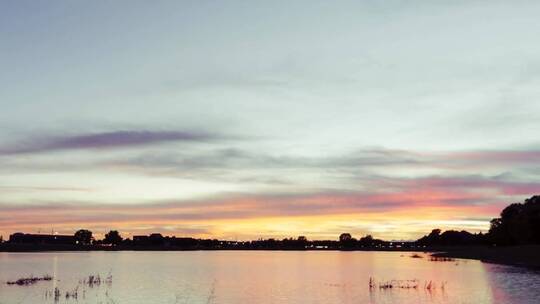湖边的日落