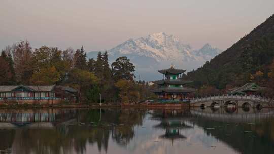 云南丽江黑龙潭公园和玉龙雪山日照金山延时