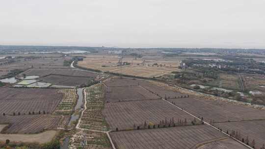 广袤无垠的乡村农田俯瞰全景