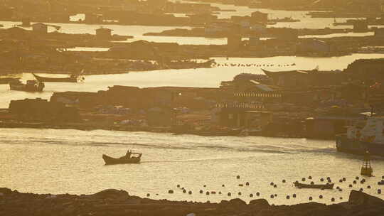 黄昏时海边渔村渔船景象