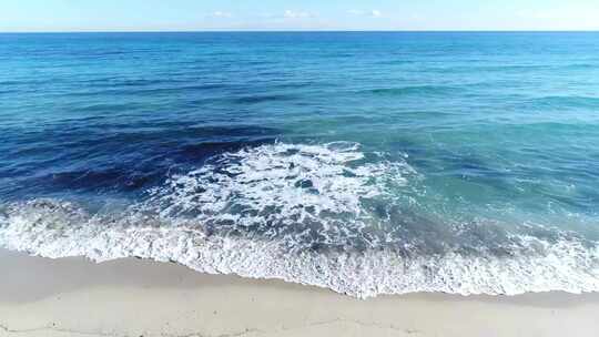 海浪涌向海滩视频素材模板下载