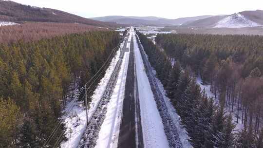 雪后林间公路航拍