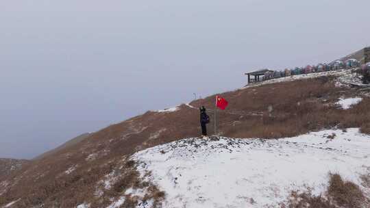 山顶的国旗女生和国旗合影航拍