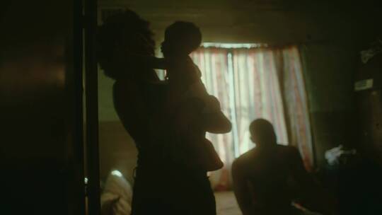 母亲在家里抱着婴儿视频素材模板下载