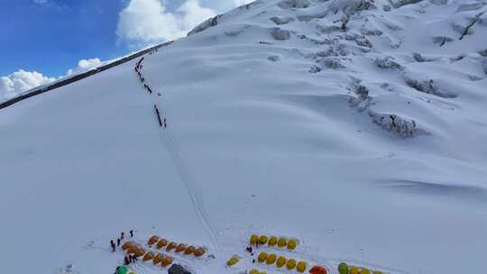 航拍攀登慕士塔格峰雪山登山者的C1营地