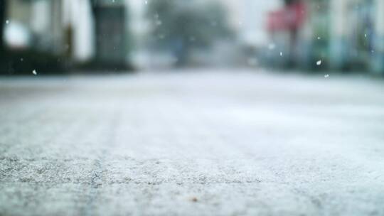 冬天雪花飘落到地面上慢镜头视频素材