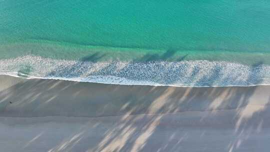 美丽热带海滩沙滩浪花海浪航拍