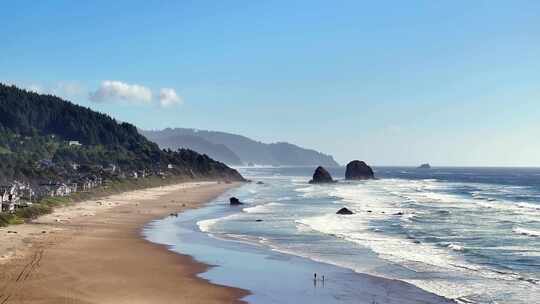 美国俄勒冈州西北部坎农海滩海滨村，有干草