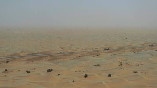 航拍沙漠公路行驶的汽车荒漠戈壁笔直的公路