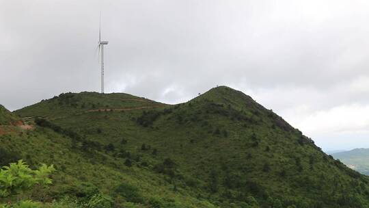 高山自然风光新能源风车发电