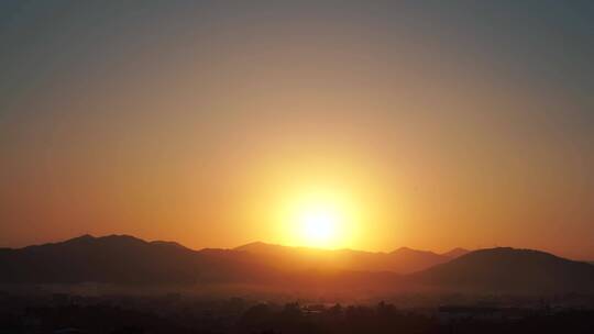 乡村山上日落延时傍晚干净天空夕阳黄昏阳光