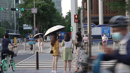 深圳街头行人过马路