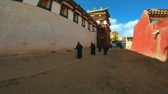 阿坝蓝天白云各莫寺建筑