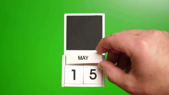 05.绿色背景上日期为5月15日的日历。