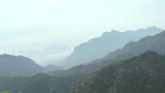 夏季金山岭长城早晨阴雨雾气风光