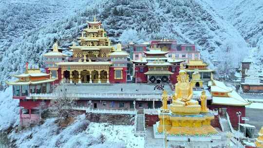 雪中藏式寺庙建筑群鸟瞰全景