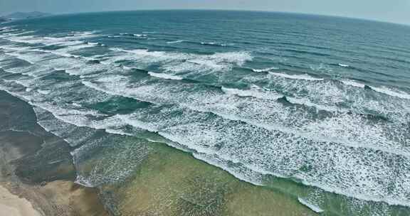 海岸礁石海浪航拍惠州黑排角惠东