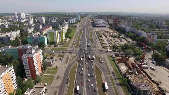 俄罗斯萨马拉市夏季白天的现代生活区，鸟瞰