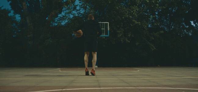男人投掷篮球的慢镜头