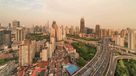 中国上海|日落前的九龙柱路口