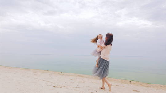 母亲带孩子在海边玩耍视频素材模板下载