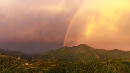 西北甘南雨后山间彩虹