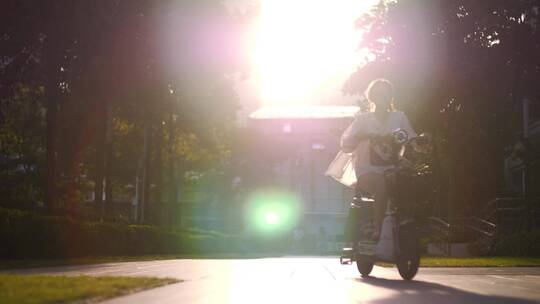 夏天阳光，逆光小孩骑车背影4k视频素材